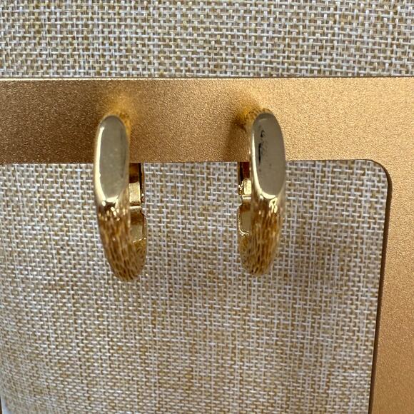 Vintage Crown Trifari Gold Tone Bamboo Textured Hoop Clip On Earrings - Picture 3 of 6